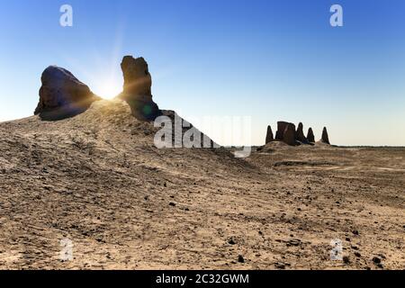 Sole sopra i ruderi di antiche fortezze di Khorezm nel deserto. Uzbekistan Foto Stock