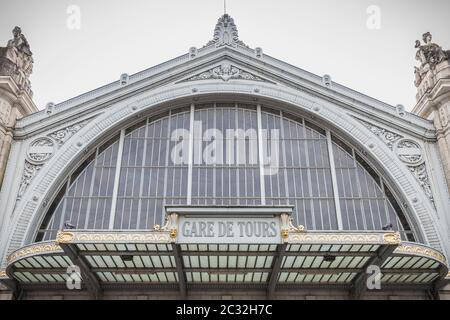 Tours, Francia - 8 febbraio 2020: Dettaglio architettonico della stazione ferroviaria di Tours nel centro della città in una giornata invernale Foto Stock