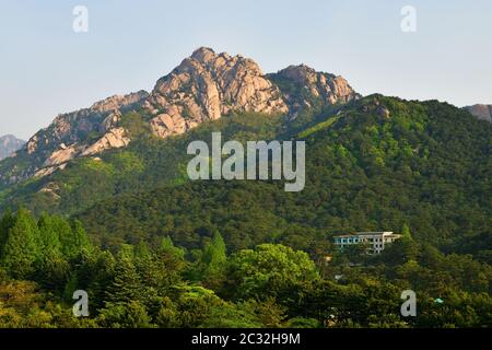 Scenario della Corea del Nord. Le montagne Diamond all'alba. Monte Kumgang Foto Stock