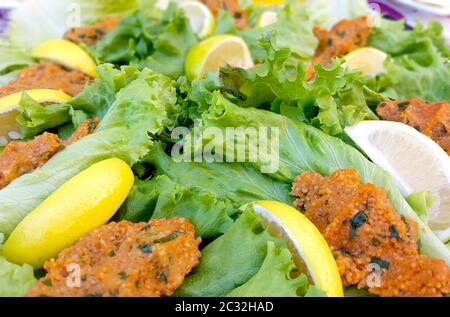 hamburger di lenticchie, mercimek koftesi tradizionale cibo vegetariano turco Foto Stock