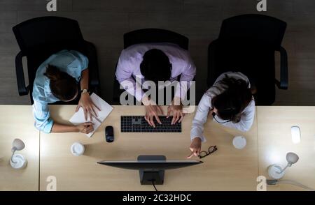 Vista dall'alto del team del call center durante la notte Foto Stock