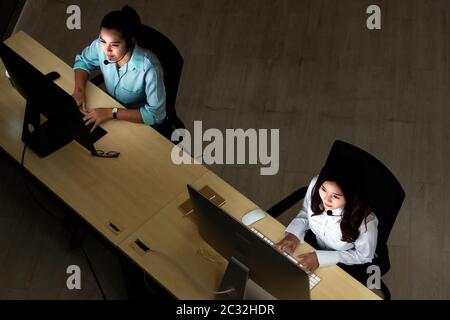 Il team del call center lavora con vista dall'alto Foto Stock