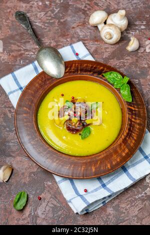 Zuppa di patate - purè cavolfiore con funghi. Foto Stock