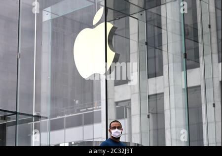 New York City, Stati Uniti. 18 Giugno 2020. Un dipendente Apple che indossa una maschera al tempo di COVID-19, saluta i clienti in quanto si trovano in coda al di fuori del negozio flagship store di Apple, New York, NY, il 18 giugno 2020. Dopo quasi tre mesi di blocco, nella fase 1 della riapertura, costruzione, vendita al dettaglio, produzione e commercio all'ingrosso sono autorizzati a riprendere a New York City, la fase 2 inizia il 22 giugno. (Anthony Behar/Sipa USA) Credit: Sipa USA/Alamy Live News Foto Stock