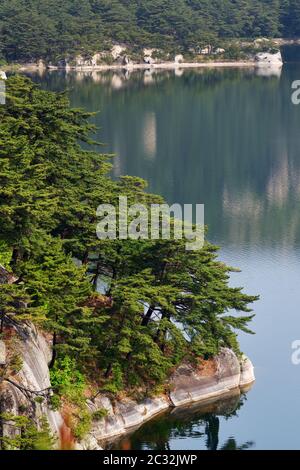 Incredibile scenario del lago Samilpo. È uno dei monumenti naturali designati della Corea del Nord Foto Stock