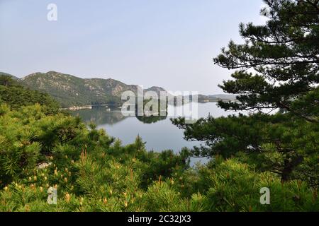 Incredibile scenario del lago Samilpo. Meravigliosi riflessi e isola di smal. È uno dei monumenti naturali designati della Corea del Nord Foto Stock
