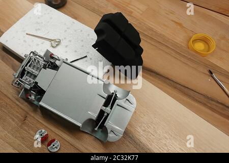 Assemblare un modello in scala della vettura. Motore, impianto di scarico, sospensioni e freni incollati e verniciati. Foto Stock