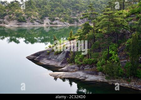 Incredibile scenario del lago Samilpo. Meravigliosi riflessi e lungolago. È uno dei monumenti naturali designati della Corea del Nord Foto Stock