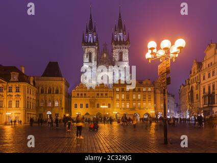 Praga, Repubblica Ceca - 18 ottobre 2017: Persone che camminano sulla piazza della Città Vecchia (Staromestske Namesti) Foto Stock