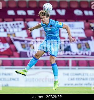 Northampton, Regno Unito. 18 Giugno 2020. Charlie Raglan di Cheltenham Town durante la Sky Bet League 2 Gioca alla prima partita finale tra Northampton Town e Cheltenham Town presso il PTS Academy Stadium di Northampton il 18 giugno 2020. Foto di David Horn. Credit: Prime Media Images/Alamy Live News Foto Stock