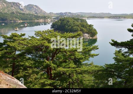 Incredibile scenario del lago Samilpo. Meravigliosi riflessi e isola di smal. È uno dei monumenti naturali designati della Corea del Nord Foto Stock