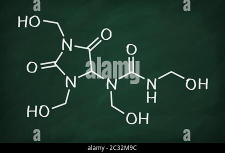 Modello strutturale di diazolidinil urea sulla lavagna. Foto Stock