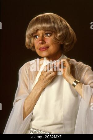 Attrice Carol Channing che partecipa a Comic Relief benefit, circa 1986 Foto Stock