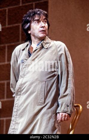 Attore/comico Dudley Moore che si esibisce presso il Comic Relief benefit di Los Angeles, California. Foto Stock