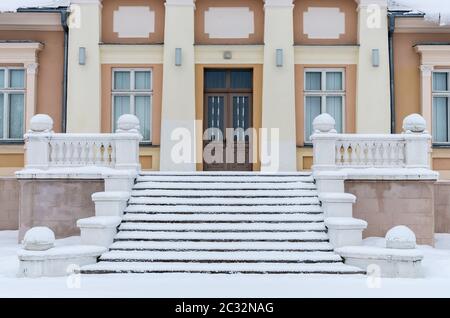 In inverno la neve sulla scalinata medioevale in Renavas, Lituania Foto Stock