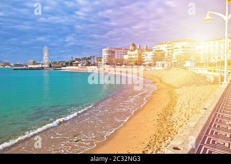 Saint Raphael beach e waterfront sun vista haze, famosa meta turistica della riviera francese, Alpes Maritimes regione della Francia Foto Stock