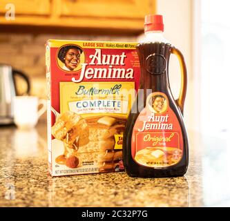 Berks County, Pennsylvania, 18 gennaio 2020- sciroppo di zia Jerima e pancake Mix e sciroppo d'acero. Quaker OAT annuncia che l'immagine di zia Jemima deve essere rimossa Foto Stock