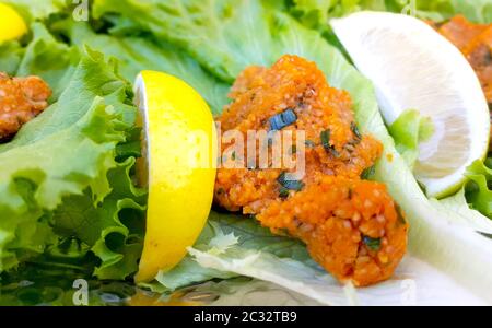 hamburger di lenticchie, mercimek koftesi tradizionale cibo vegetariano turco Foto Stock