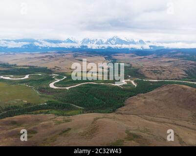 Vista aerea della steppa Kurai e Chuya fiume sulla cresta North-Chui sfondo. Montagne di Altai, Russia. Foto Stock