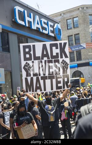 I marchers nel quartiere di Flatbush, prevalentemente afroamericano, caraibico e haitiano americano, si dirigono verso Grand Army Plaza il 18° giorno di manifestazioni dall'assassinio di George Floyd a Brooklyn, New York. Foto Stock