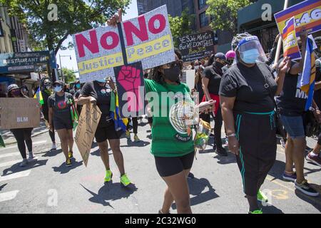 I marchers nel quartiere di Flatbush, prevalentemente afroamericano, caraibico e haitiano americano, si dirigono verso Grand Army Plaza il 18° giorno di manifestazioni dall'assassinio di George Floyd a Brooklyn, New York. Foto Stock