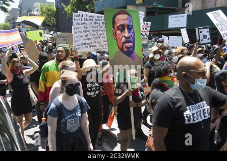 I marchers nel quartiere di Flatbush, prevalentemente afroamericano, caraibico e haitiano americano, si dirigono verso Grand Army Plaza il 18° giorno di manifestazioni dall'assassinio di George Floyd a Brooklyn, New York. Foto Stock