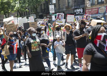 I marchers nel quartiere di Flatbush, prevalentemente afroamericano, caraibico e haitiano americano, si dirigono verso Grand Army Plaza il 18° giorno di manifestazioni dall'assassinio di George Floyd a Brooklyn, New York. Foto Stock