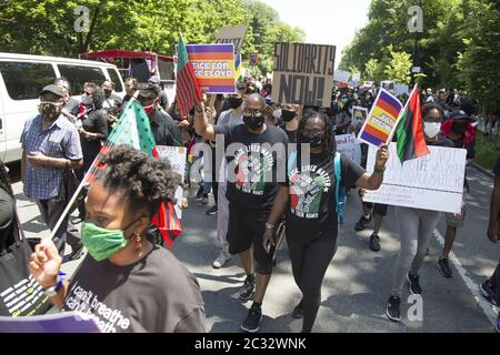 I marchers nel quartiere di Flatbush, prevalentemente afroamericano, caraibico e haitiano americano, si dirigono verso Grand Army Plaza il 18° giorno di manifestazioni dall'assassinio di George Floyd a Brooklyn, New York. Foto Stock