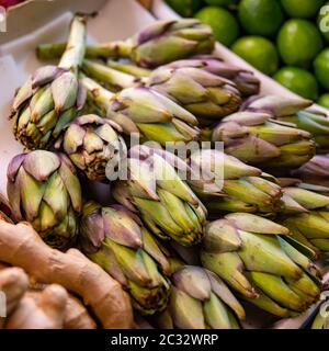 Mercato settimanale verdure fresche Artischocke Foto Stock