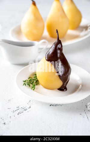 Poire belle Helene - francese dessert fatti da pera affogata servita con lo sciroppo al cioccolato Foto Stock