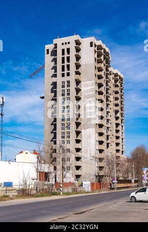 Costruzione abbandonata e incompiuta di un edificio residenziale a più piani Foto Stock