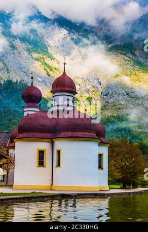 Sulla chiesa di San Bartolomeo con cupola rosso brillante Foto Stock