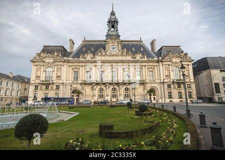 Tours, Francia - 8 febbraio 2020: Dettagli architettonici e atmosfera di strada di fronte al municipio nel centro storico della città in una giornata invernale Foto Stock