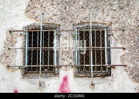 La finestra di un ex carcere, cella di detenzione di una guarnigione sovietica Foto Stock