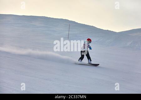 Snowboarder scendendo lungo la pendenza, copia spazio nel cielo Foto Stock