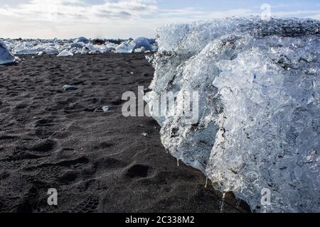 campi di ghiaccio sulla spiaggia di ciottoli neri, costa dell'islanda Foto Stock