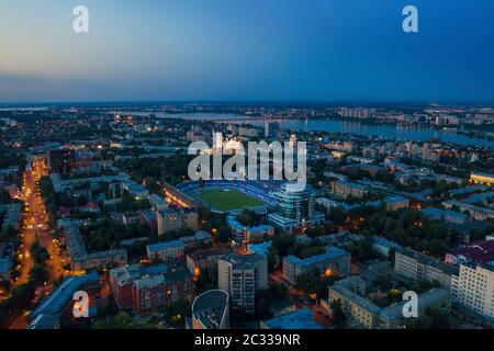 Voronezh centro città in serata con stadio, strade e molti edifici, vista aerea. Foto Stock