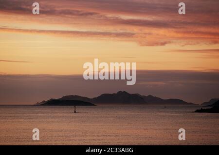 Il tramonto dalla spiaggia di Baiona, Galizia, Spagna. Vista delle Isole Cies Foto Stock