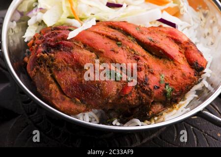 Primo piano di un piatto di pollo tandoori tritato Foto Stock