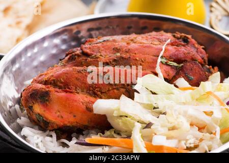 Primo piano di un piatto di pollo tandoori tritato Foto Stock