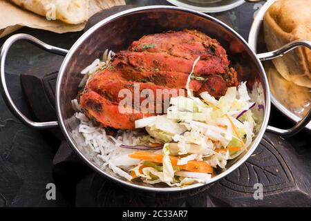 Primo piano di un piatto di pollo tandoori tritato Foto Stock