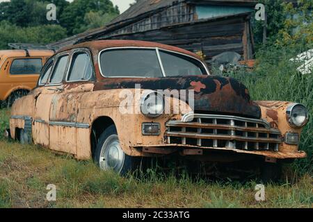 Vecchia auto retrò abbandonata e dimenticata in cattive condizioni. Foto Stock