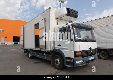 Carico refrigerato carrello di trasporto con unità di raffreddamento Foto Stock