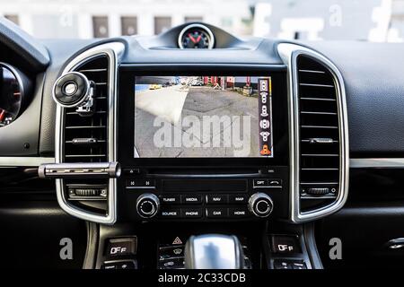 Funzionamento di una telecamera di specchietto laterale per la vista posteriore. Del sistema di visione surround a 360 gradi. Visualizzazione delle immagini sull'unità principale. Multimedialità in auto. Assistenza per le opzioni all'interno di un'automobile premium Foto Stock
