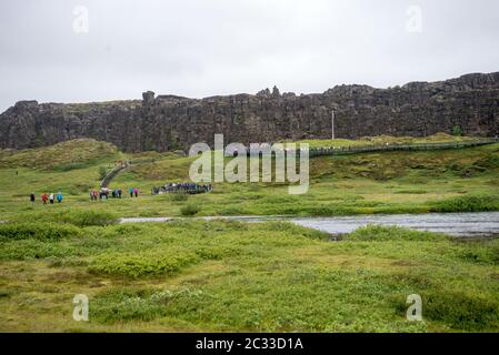 Thingvellir, Islanda - Luglio 19, 2017: i turisti a piedi attraverso il Almannagja linea anomalia nel mid-atlantic ridge Nord America placca a Thingvellir Na Foto Stock