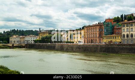 Fiume Arno Lungomare di Firenze, Toscana, Italia, capitale della Toscana, che ospita numerosi capolavori dell'arte e dell'architettura rinascimentale Foto Stock