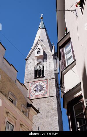 Immagine della famosa torre bianca a Bressanone, Italia Foto Stock