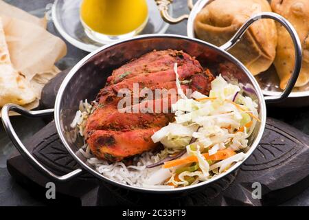 Primo piano di un piatto di pollo tandoori tritato Foto Stock