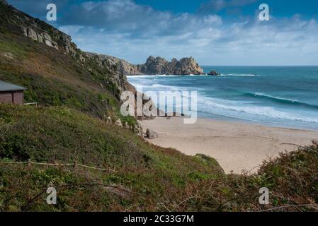 Vista della spiaggia di Porthcurno nella Cornovaglia meridionale in un giorno nuvoloso di settembre. Foto Stock