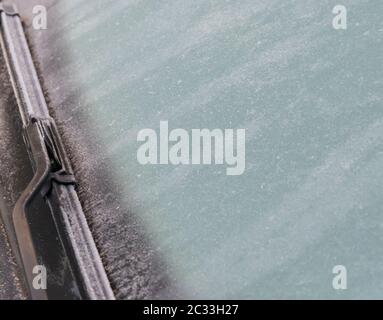 Parabrezza congelati Close up foto e auto tergivetro in inverno. Congelati il parabrezza di un auto con il ghiaccio e la neve, il concetto di traffico. Rischi in inverno, copia spac Foto Stock